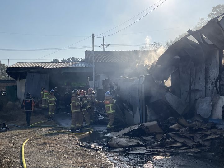 [대구=뉴시스] 15일 오후 2시18분께 대구 달성군 화원읍 구라리의 한 1층 높이 자동차부품 제조공장에서 화재가 발생해 소방당국이 진화에 나섰다. (사진=대구소방안전본부 제공) 2023.11.15. photo@newsis.com *재판매 및 DB 금지