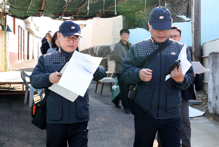 [서울=뉴시스] 조해근 우정사업본부장이 15일 전남 여수 도서지역에서 진행하는 ‘가스안전 복지등기’ 우편서비스를 직접 담당했다. (사진=우정사업본부 제공) *재판매 및 DB 금지