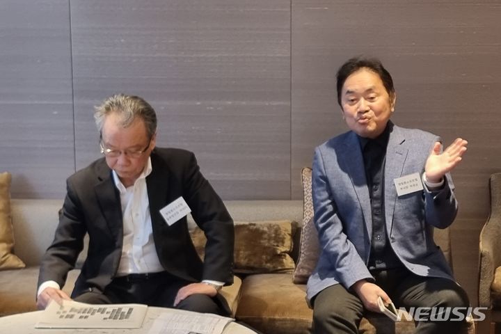 [서울=뉴시스] 왼쪽부터 마에다 토모오 영림원 일본법인장, 박경승 영림원 부사장.