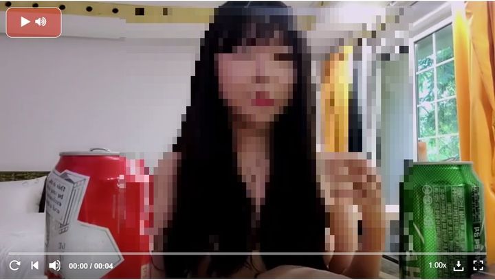 인터넷 성인방송을 진행하다 적발된 중앙부처 소속 7급 공무원으로 추정되는 인물의 영상이 온라인 커뮤니티와 동영상 플랫폼에서 확산되고 있다.(사진 : 온라인 커뮤니티 게시글 캡처) *재판매 및 DB 금지