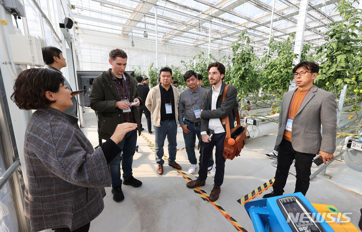 [전주=뉴시스]윤난슬 기자 = 농촌진흥청은 15일 주한 외신기자 5개국·8명을 초청해 전북 전주에 위치한 본청과 소속기관 연구 현장을 소개하는 '외신기자 초청 연구 현장 간담회'를 진행했다고 밝혔다.2023.11.15.(사진=농진청 제공) 