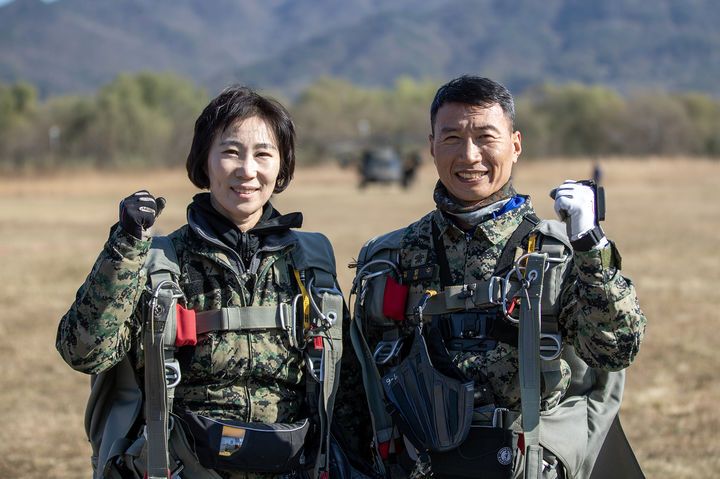 [서울=뉴시스] 김선웅 기자 = 육군 특수전사령부는 지난 4일 개회식을 시작으로 17일까지 경기도 하남 특전사 고공훈련장에서 특수전사령관배 고공강하 경연대회를 진행하고 있다고 15일 밝혔다. 이번 대회에는 육해공군 장병 및 민간협회 등 110여 명이 참가해 2주간 정밀강하, 상호활동 부문에서 고난도 고공강하 실력을 겨룬다. 사진은 이번 경연대회에 참가한 김임수(오른쪽, 현역 장병 최다 강하 4100회 기록 보유)·박철순 원사 부부. (사진=육군 제공) 2023.11.15. photo@newsis.com *재판매 및 DB 금지