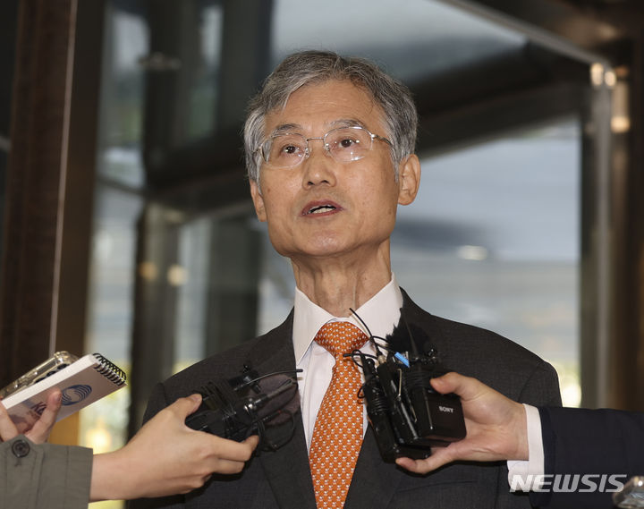 [서울=뉴시스] 김근수 기자 = 조희대 대법원장 후보자가 과거 최재형 국민의힘 의원에게 100만원을 후원한 적이 있다고 밝혔다. 사진은 조 후보자가 지난달 15일 오전 서울 서초구에 마련된 후보자 사무실로 출근에 앞서 취재진 질문에 답하고 있는 모습. 2023.11.15. ks@newsis.com