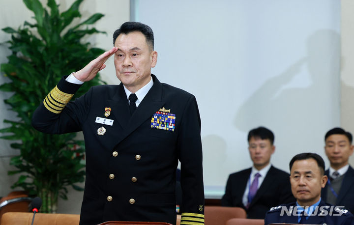[서울=뉴시스] 고범준 기자 = 김명수 합동참모본부 의장(합참의장) 후보자가 15일 오전 서울 여의도 국회에서 열린 인사청문회에서 한기호 국방위원회 위원장에게 경례를 하고 있다. 2023.11.15. bjko@newsis.com