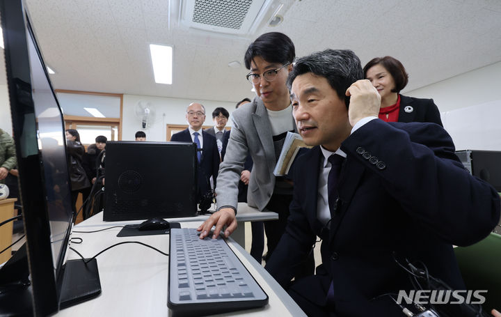 [서울=뉴시스] 권창회 기자 = 2024학년도 대학수학능력시험을 하루 앞둔 15일 오전 서울 종로구 서울맹학교에서 이주호 사회부총리 겸 교육부장관이 시각장애인용 수능 음성 평가자료를 들어보고 있다.2023.11.15. kch0523@newsis.com