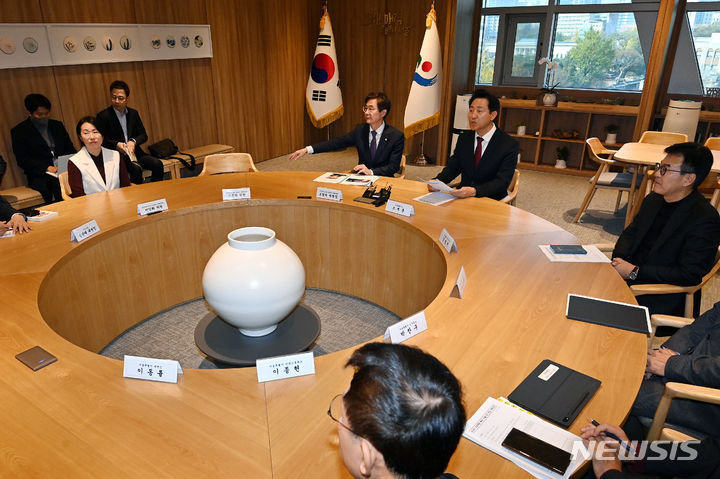 [서울=뉴시스] 김금보 기자 = 오세훈 서울시장이 15일 오전 서울 중구 서울시청 시장 집무실에서 조경태 국민의힘 뉴시티 프로젝트 특별위원장과 면담에 앞서 모두발언을 하고 있다. (공동취재사진) 2023.11.15. photo@newsis.com