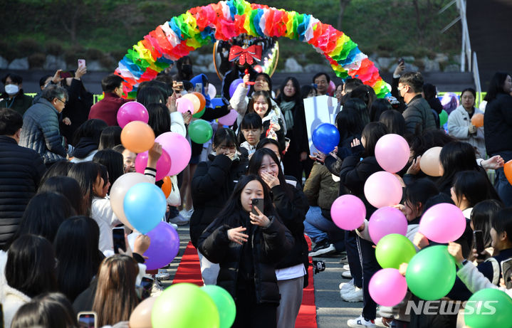 [광주=뉴시스] 류형근 기자 = 2024학년도 대학수학능력시험을 하루 앞둔 15일 오전 광주 남구 설월여자고등학교에서 수험생들이 후배들의 '수능 대박' 응원과 종을 치며 학교를 나가고 있다. 2023.11.15. hgryu77@newsis.com