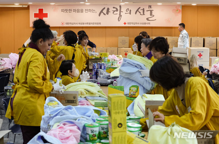 [서울=뉴시스] 황준선 기자 = 15일 오전 서울 중구 대한적십자사 서울사무소에서 주한외교대사 부인과 국무위원·금융기관장 부인 등 봉사자들이 연말 이웃 돕기 2023 사랑의 선물을 포장하고 있다. 2023.11.15. hwang@newsis.com