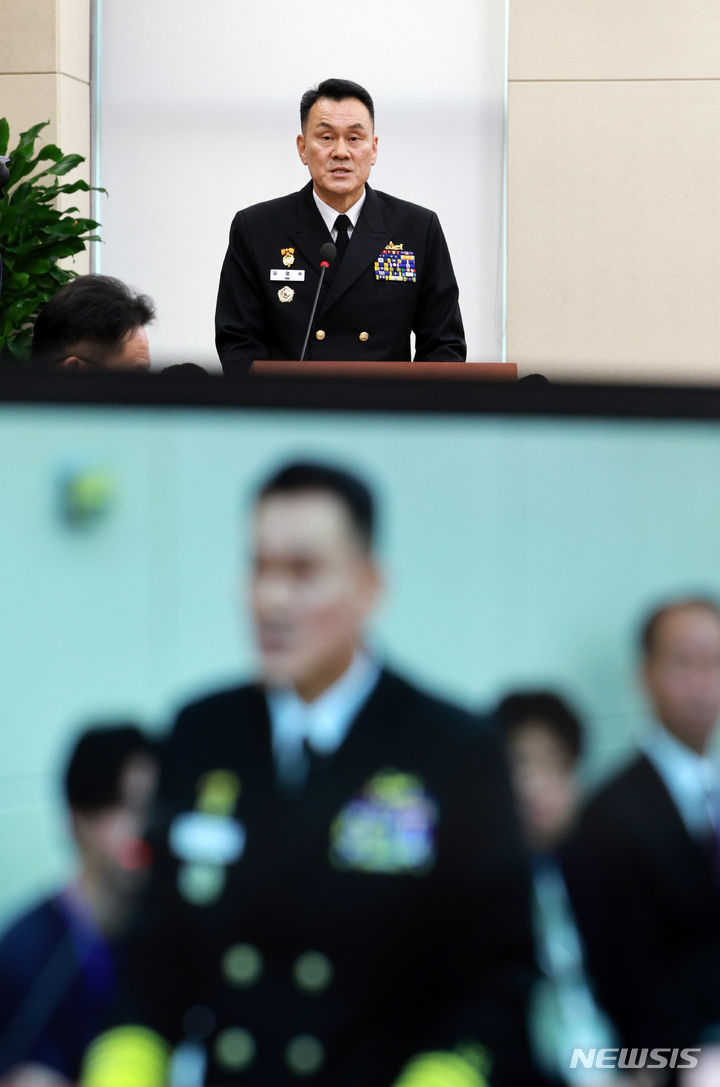[서울=뉴시스] 고범준 기자 = 김명수 합동참모본부 의장(합참의장) 후보자가 15일 오전 서울 여의도 국회에서 열린 인사청문회에서 모두발언을 하고 있다. 2023.11.15. bjko@newsis.com
