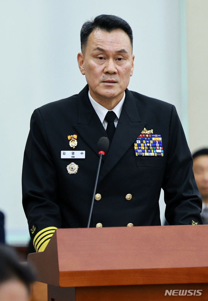 [서울=뉴시스] 고범준 기자 = 김명수 합동참모본부 의장(합참의장) 후보자가 15일 오전 서울 여의도 국회에서 열린 인사청문회에서 모두발언을 하고 있다. 2023.11.15. bjko@newsis.com