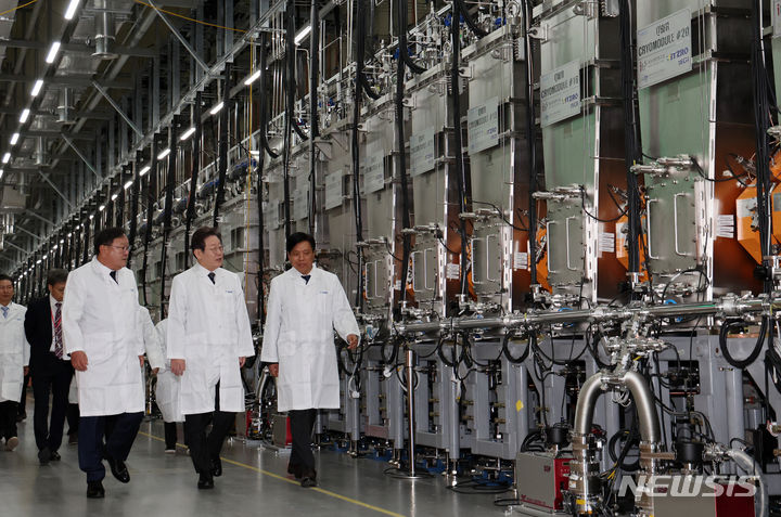 [대전=뉴시스] 이영환 기자 = 이재명 더불어민주당 대표가 15일 오후 대전 유성구 기초과학연구원(IBS) 중이온가속기연구소를 찾아 중이온가속기 RAON(라온) 시설을 살펴보고 있다. 2023.11.15. 20hwan@newsis.com
