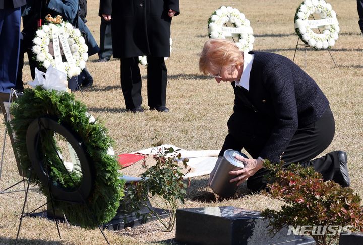 [부산=뉴시스] 하경민 기자 = 6·25전쟁 벨기에 참전용사 고 레옹 보스케씨의 유해 안장식이 열린 15일 부산 남구 유엔기념공원 참전용사묘역에서 유가족이 유해를 안장하고 있다. 이날 레옹 보스케씨의 안장으로 유엔기념공원에는 총 26명의 참전용사가 사후 안장됐으며, 이로써 총 13개국 2327명의 유엔군 참전용사가 잠들어 있다. 2023.11.15. yulnetphoto@newsis.com