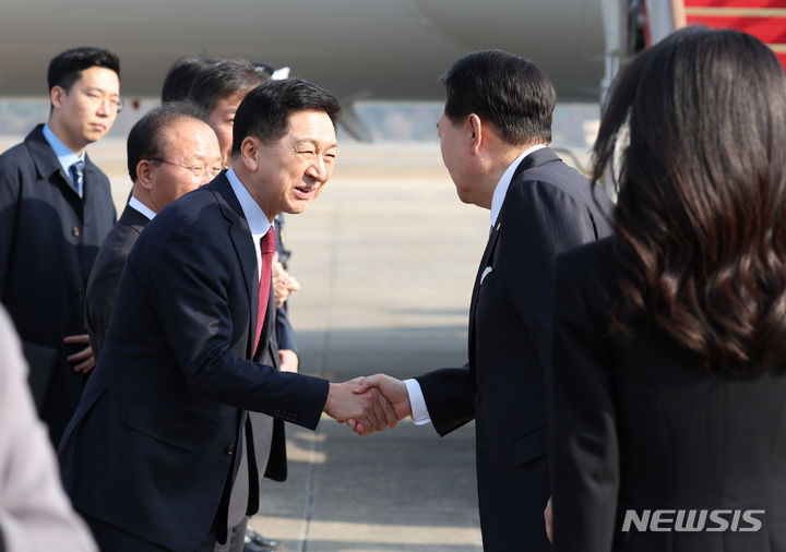 [성남=뉴시스] 조수정 기자 = 아시아태평양경제협력체(APEC) 정상회의 참석차 미국을 방문하는 윤석열 대통령이 15일 경기도 성남 서울공항에서 공군 1호기 탑승에 앞서 김기현 국민의힘 대표와 인사하고 있다. 2023.11.15. chocrystal@newsis.com