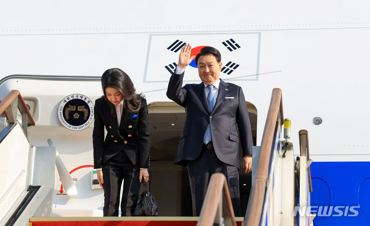 [성남=뉴시스] 아시아태평양경제협력체(APEC) 정상회의 참석차 미국을 방문하는 윤석열 대통령과 부인 김건희 여사가 15일 경기도 성남 서울공항에서 공군 1호기 탑승에 앞서 인사하고 있다. (사진=대통령실 제공) 2023.11.15. photo@newsis.com