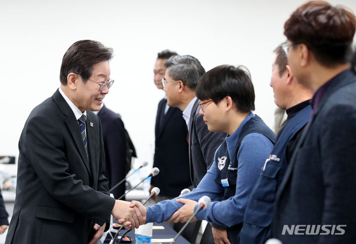 [대전=뉴시스] 이영환 기자 = 이재명 더불어민주당 대표가 15일 오후 대전 유성구 기초과학연구원(IBS) 중이온가속기연구소에서 열린 대덕특구 50주년 기념 및 R&D 예산 관련 현장 간담회에서 참석자들과 인사를 나누고 있다. (공동취재사진) 2023.11.15. photo@newsis.com