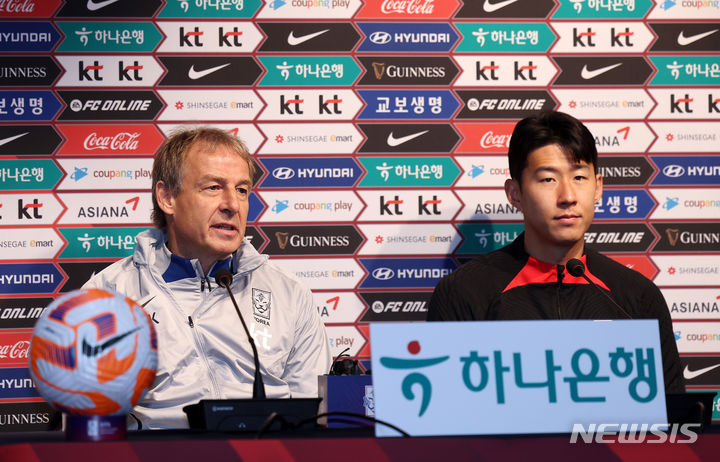 [서울=뉴시스] 김명년 기자 = 위르겐 클린스만 한국 남자축구대표팀 감독이 15일 오후 서울월드컵경기장에서 열린 2026 북중미 월드컵 아시아지역 2차 예선 C조 조별리그 1차전 싱가포르와의 경기를 앞두고 열린 기자회견에서 취재진의 질문에 답하고 있다. 2023.11.15. kmn@newsis.com