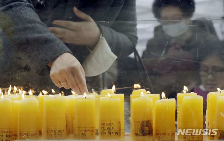 [서울=뉴시스] 최동준 기자 = 대학수학능력시험을 하루 앞둔 15일 서울 종로구 조계사에서 열린 수능 고득점 기원 법회 참석자들이 기도하고 있다. 2023.11.15. photocdj@newsis.com