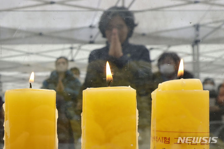 [서울=뉴시스] 최동준 기자 = 대학수학능력시험을 하루 앞둔 지난 15일 서울 종로구 조계사에서 열린 수능 고득점 기원 법회 참석자들이 기도하는 모습. 2023.11.16. photocdj@newsis.com