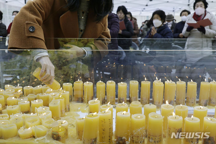 [서울=뉴시스] 최동준 기자 = 대학수학능력시험을 하루 앞둔 15일 서울 종로구 조계사에서 열린 수능 고득점 기원 법회 참석자들이 기도하고 있다. 2023.11.15. photocdj@newsis.com