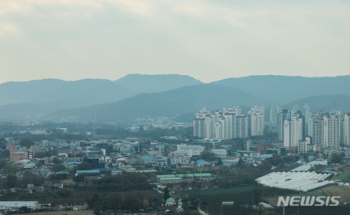 [구리=뉴시스] 권창회 기자 = 국토교통부가 15일 경기도 구리와 오산, 용인 등 수도권 3곳과 충북 청주와 제주시 등 2곳에 8만 가구 규모의 신규택지를 조성한다고 밝혔다. 수도권은 구리토평2에 1만 8,500만 가구, 오산세교3에 3만 1,000가구, 용인이동에 1만 6,000가구 등 모두 6만 5,500가구 규모 택지가 조성될 예정이다. 사진은 지난 15일 오후 경기 구리타워에서 바라본 구리토평지구. 2023.11.15. kch0523@newsis.com