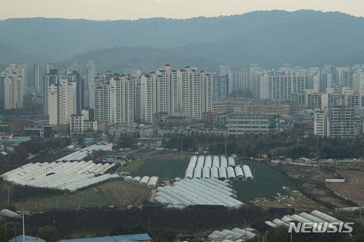 [구리=뉴시스] 권창회 기자 = 국토교통부가 15일 경기도 구리와 오산, 용인 등 수도권 3곳과 충북 청주와 제주시 등 2곳에 8만 가구 규모의 신규택지를 조성한다고 밝혔다. 수도권은 구리토평2에 1만 8,500만 가구, 오산세교3에 3만 1,000가구, 용인이동에 1만 6,000가구 등 모두 6만 5,500가구 규모 택지가 조성될 예정이다. 사진은 15일 오후 경기 구리타워에서 바라본 구리토평지구. 2023.11.15. kch0523@newsis.com