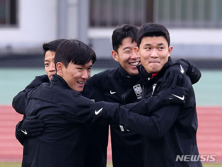 [서울=뉴시스] 김명년 기자 = 2026 북중미 월드컵 아시아지역 2차 예선 싱가포르와의 경기를 하루 앞둔 15일 오후 서울 목동운동장에서 열린 축구 대표팀 공개 훈련에서 황희찬, 황인범, 손흥민, 김민재가 훈련하고 있다. 2023.11.15. kmn@newsis.com