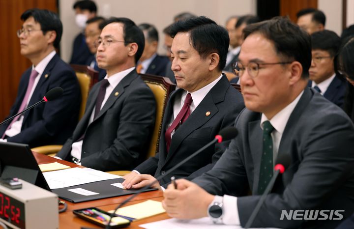 [서울=뉴시스] 조성봉 기자 = 원희룡 국토교통부 장관이 15일 오후 서울 여의도 국회에서 열린 국토교통위원회 전체회의에서 참석하고 있다. 2023.11.15. suncho21@newsis.com