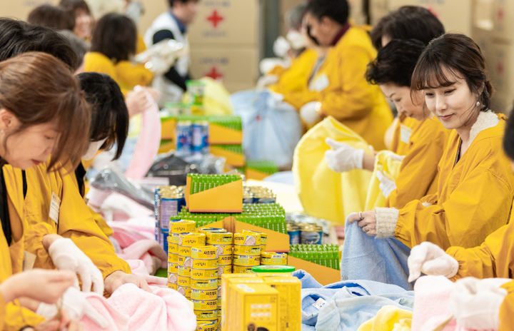 [서울=뉴시스] 한동훈 법무부 장관의 부인 진은정(오른쪽) 변호사가 15일 서울 중구 대한적십자사 서울사무소에서 연말 이웃 돕기 2023 사랑의 선물을 제작하고 있다. (사진=대한적십자사 제공) 2023.11.15. photo@newsis.com *재판매 및 DB 금지