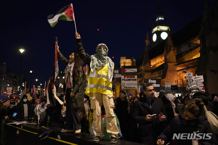 [런던=AP/뉴시스] 런던 시경이 주말인 8월 9일 런던 국회의사당 앞 시위에 참가한 '팔레스타인 액션' 회원 532명을 체포했다고 10일 발표했다. 사진은 2023년 11월 런던의 국회의사당 앞에서 팔레스타인 깃발을 흔들며 시위하고 있는 친 팔레스타인 단체들. 2025. 08.11.