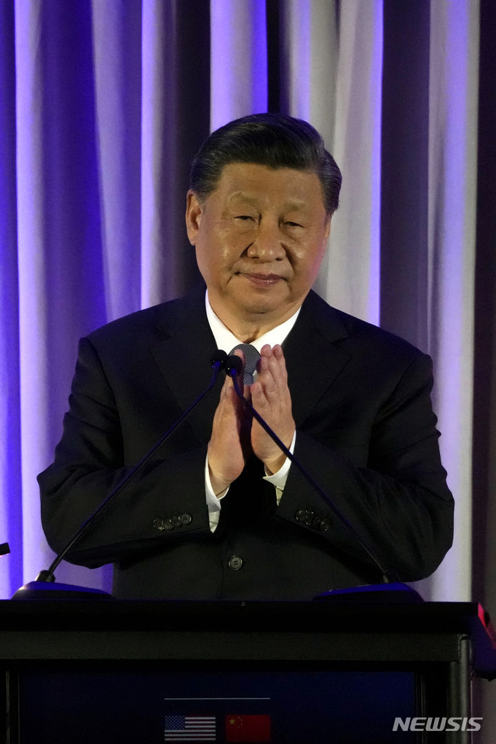 [샌프란시스코=AP/뉴시스] 시진핑 중국 국가주석이 21일(현지시간) 브릭스(BRICS) 긴급 화상 정상회의에서 가자지구 내에서 "적대 행위를 종식하고 즉각 휴전을 달성해야 한다"고 강조했다. 사진은 시 주석이 지난 15일 미 캘리포니아주 샌프란시스코에서 열린 미국 재계 인사들과의 만찬에 참석해 연설하면서 박수하고 있는 모습. 2023.11.22