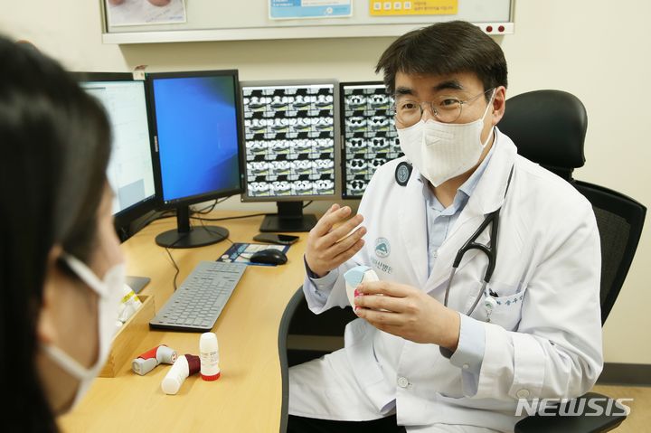 [서울=뉴시스]송우정 서울아산병원 알레르기내과 교수가 알레르기 비염을 동반한 만성기침 환자를 진료하고 있다. (사진= 서울아산병원 제공) 2023.11.16. photo@newsis.com. 