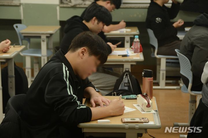 [청주=뉴시스] 조성현 기자 = 2024학년도 대학수학능력시험일인 지난달 16일 오전 청주고등학교에서 수험생들이 시험 시작을 기다리고 있다. 2023.12.05. jsh0128@newsis.com 