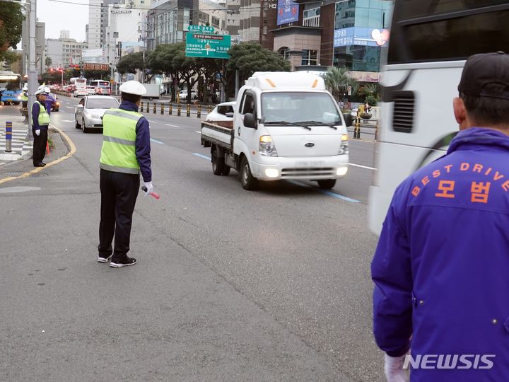 [제주=뉴시스] 오영재 기자 = 2024학년도 대학수학능력시험일인 16일 오전 제주도교육청 95지구 제1시험장 남녕고등학교에서 경찰과 모범운전자 제주연합회가 시험장 주변 교통 소통에 나서고 있다. 2023.11.16. oyj4343@newsis.com