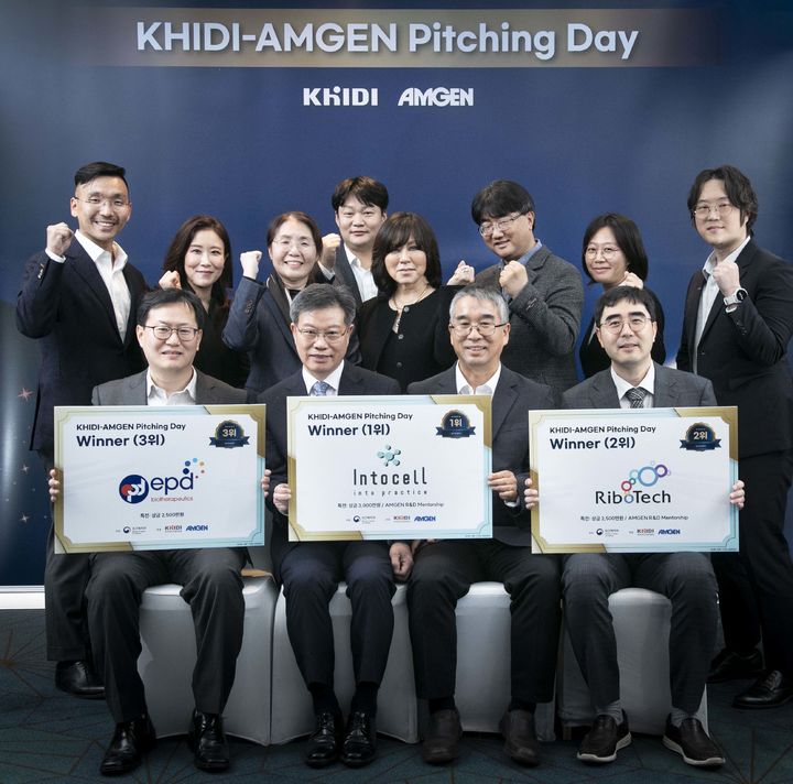 [서울=뉴시스] 암젠코리아는 15일 한국보건산업진흥원과 함께 ‘2023 피칭데이’의 최종 우승 기업을 발표하고 시상했다. (사진=암젠코리아 제공) 2023.11.16. photo@newsis.com *재판매 및 DB 금지