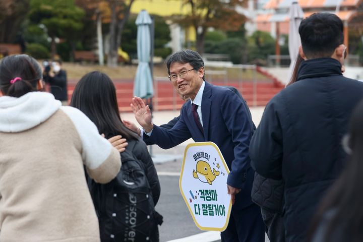 [울산=뉴시스] 구미현 기자 = 천창수 울산시교육감이 2024학년도 대학수학능력시험일인 16일 오전 수능 시험장인 울산시 중구 학성여자고등학교 앞에서 수험생을 격려하고 있다 2023.11.16 (울산시교육청 제공) *재판매 및 DB 금지