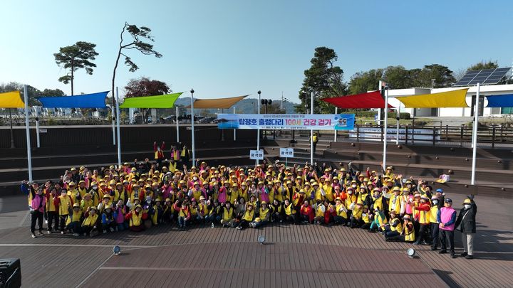 논산시 100세건강위원회가 주관한 ‘탑정호 출렁다리 100세 건강걷기’ 행사가 15일 성황리에 끝났다. 2023. 11. 16 논산시 *재판매 및 DB 금지