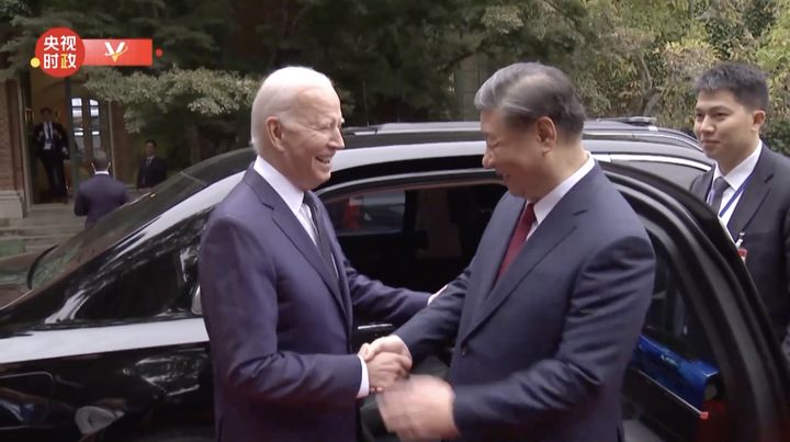 [서울=뉴시스] 조 바이든 미국 대통령이 시진핑 중국 국가주석의 의전 차량을 보고 칭찬하는 모습이 담긴 영상을 중국 관영 매체 중국중앙텔레비전(CCTV)이 공개했다. 사진은 중국 '홍치'의 의전 차량 N701 앞에서 악수하는 두 정상의 모습. (사진=유튜브) 2023.11.16. *재판매 및 DB 금지