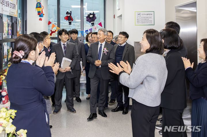 [인천=뉴시스] 인천 계양구 효성동 일원에 건립된 도시재생어울림복지센터 개관식. (사진=계양구 제공)