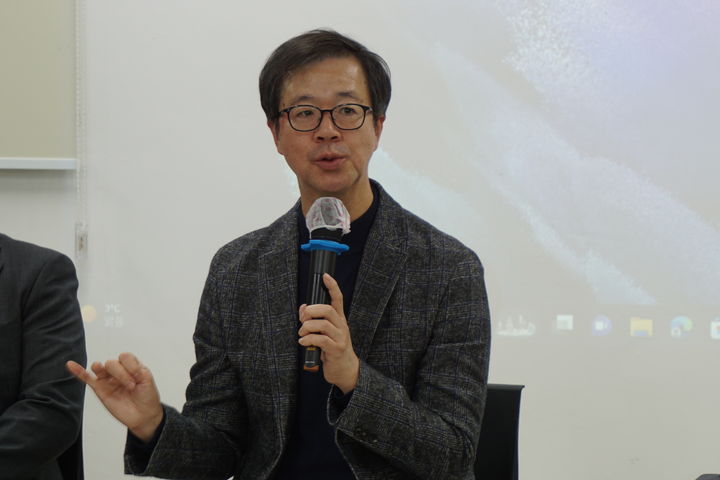 [서울=뉴시스] 이해국 가톨릭 의대 정신건강의학과 교수가 지난 15일 전북 무주 국립청소년인터넷드림마을에서 청소년 사이버도박 문제 현황과 치료 방법을 설명하고 있다.(사진=여성가족부 제공)2023.11.16.