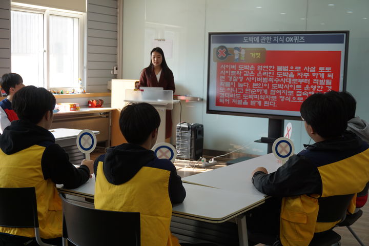 [서울=뉴시스] 지난 15일 전북 무주 국립청소년인터넷드림마을에서 도박 치유 프로그램에 참여한 청소년들이 집단상담 프로그램에 참여하고 있다. (사진=여성가족부 제공) 2023.11.16.