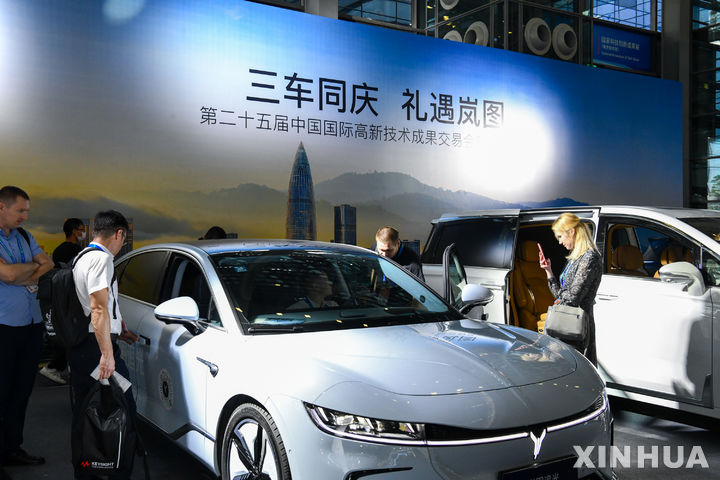 [선전=신화/뉴시스]중국에서 전기차·하이브리드차·수소차 등 친환경차을 일컫는 신에너지차가 2025년에 중국 내 자동차시장의 절반을 차지할 것이라는 전망이 나왔다. 사진은 지난달 15일 중국 남부 광둥성 선전에서 열린 제25회 중국 하이테크 박람회에서 전기차 브랜드 보이아(Voyah)의 전시 부스 모습. 2023.12.5