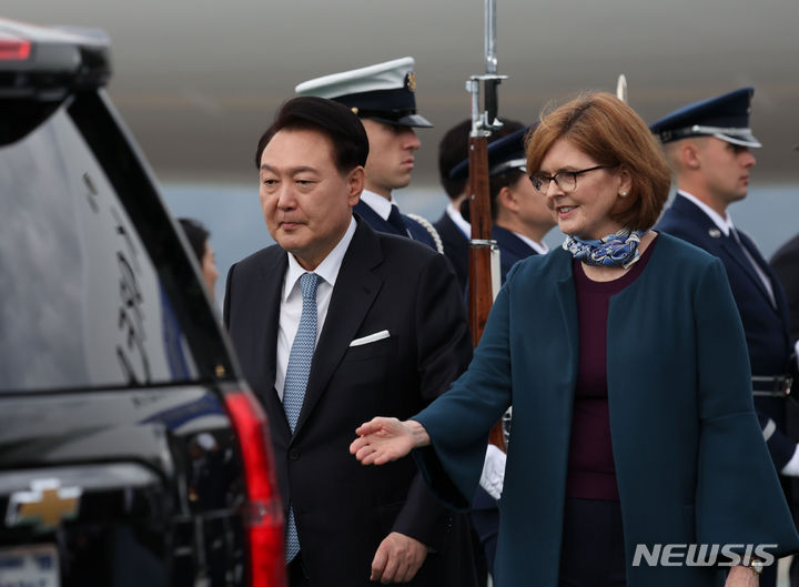 [샌프란시스코=뉴시스] 조수정 기자 = 아시아태평양경제협력체(APEC) 정상회의에 참석하는 윤석열 대통령이 15일(현지시간) 미국 샌프란시스코 국제공항에 도착해 차량으로 향하고 있다. 2023.11.16. chocrystal@newsis.com