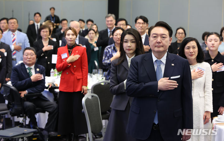 [샌프란시스코=뉴시스] 조수정 기자 = 아시아태평양경제협력체(APEC) 정상회의 참석차 미국을 방문 중인 윤석열 대통령과 부인 김건희 여사가 15일(현지시간) 샌프란시스코 시내 한 호텔에서 열린 동포 초청 오찬 간담회에서 국기에 대한 경례를 하고 있다. 2023.11.16. chocrystal@newsis.com