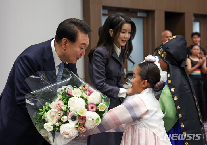 [샌프란시스코=뉴시스] 조수정 기자 = 아시아태평양경제협력체(APEC) 정상회의 참석차 미국을 방문 중인 윤석열 대통령과 부인 김건희 여사가 15일(현지시간) 샌프란시스코 시내 한 호텔에서 열린 동포 초청 오찬 간담회에서 화동으로부터 꽃다발을 받고 있다. 2023.11.16. chocrystal@newsis.com