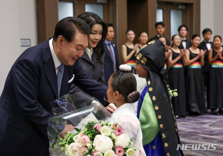 [샌프란시스코=뉴시스] 조수정 기자 = 아시아태평양경제협력체(APEC) 정상회의 참석차 미국을 방문 중인 윤석열 대통령과 부인 김건희 여사가 15일(현지시간) 샌프란시스코 시내 한 호텔에서 열린 동포 초청 오찬 간담회에서 화동으로부터 꽃다발을 받고 있다. 2023.11.16. chocrystal@newsis.com