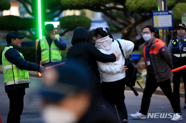 [제주=뉴시스] 우장호 기자 = 2024학년도 대학수학능력시험일인 16일 오전 제주특별자치도교육청 95지구 제6시험장 제주중앙여자고등학교에서 수험생들이 시험장으로 들어가고 있다. 2023.11.16. woo1223@newsis.com