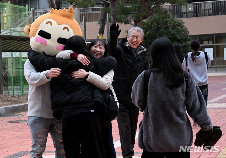 [광주=뉴시스] 변재훈 기자 = 2024학년도 대학수학능력시험일인 16일 오전 광주 북구 신용동 빛고을고등학교(26지구 21시험장) 앞에서 수험생들이 교사의 응원을 받으며 입실하고 있다. 2023.11.16. wisdom21@newsis.com