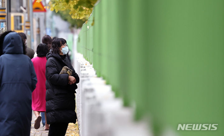 [대구=뉴시스] 이무열 기자 = 2024학년도 대학수학능력시험일인 16일 오전 대구 수성구 대구여자고등학교에서 한 수험생 어머니가 시험장에 들어가는 수험생을 바라보고 있다. 2023.11.16. lmy@newsis.com
