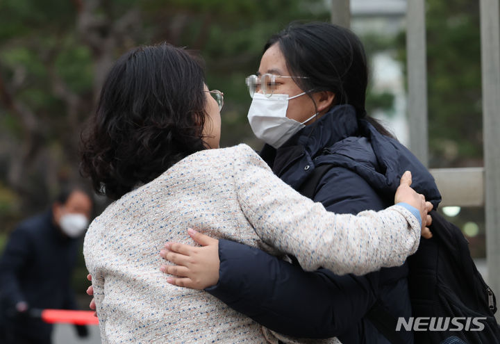 [서울=뉴시스] 김근수 기자 = 2024학년도 대학수학능력시험날인 16일 오전 서울 양천구 금옥여자고등학교 앞에서 한 수험생이 부모님과 인사를 나누고 있다. 2023.11.16. ks@newsis.com