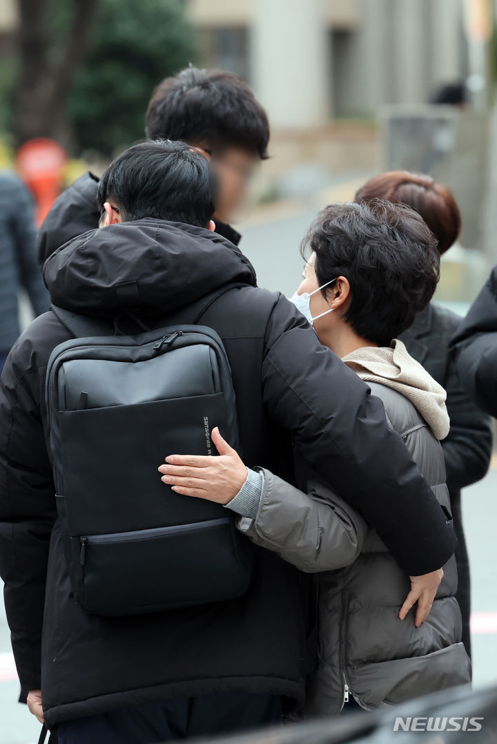 이 [부산=뉴시스] 하경민 기자 = 2024학년도 대학수학능력시험일인 16일 부산 부산진구 경남공고 앞에서 교사와 학부모 등 고사장으로 향하는 수험생들을 응원하고 있다. 부산에서는 수험생 2만6740여 명이 60개 시험장에서 시험에 응시한다. 2023.11.16. yulnetphoto@newsis.com